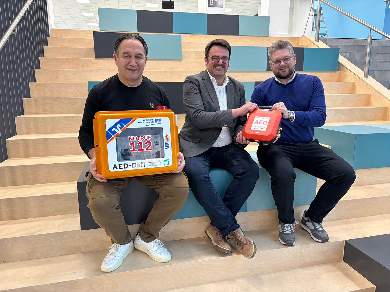 Der Vorsitzende des Fördervereins Arif Doruk, Schulleiter Daniel Tiszay, Filialleiter Dominik Ensink