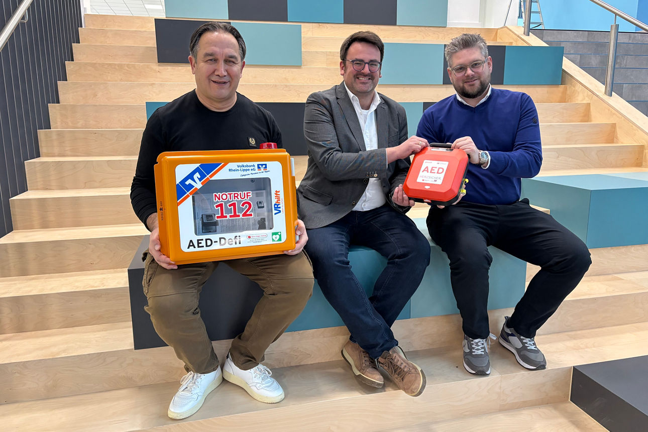 Der Vorsitzende des Fördervereins Arif Doruk, Schulleiter Daniel Tiszay, Filialleiter Dominik Ensink