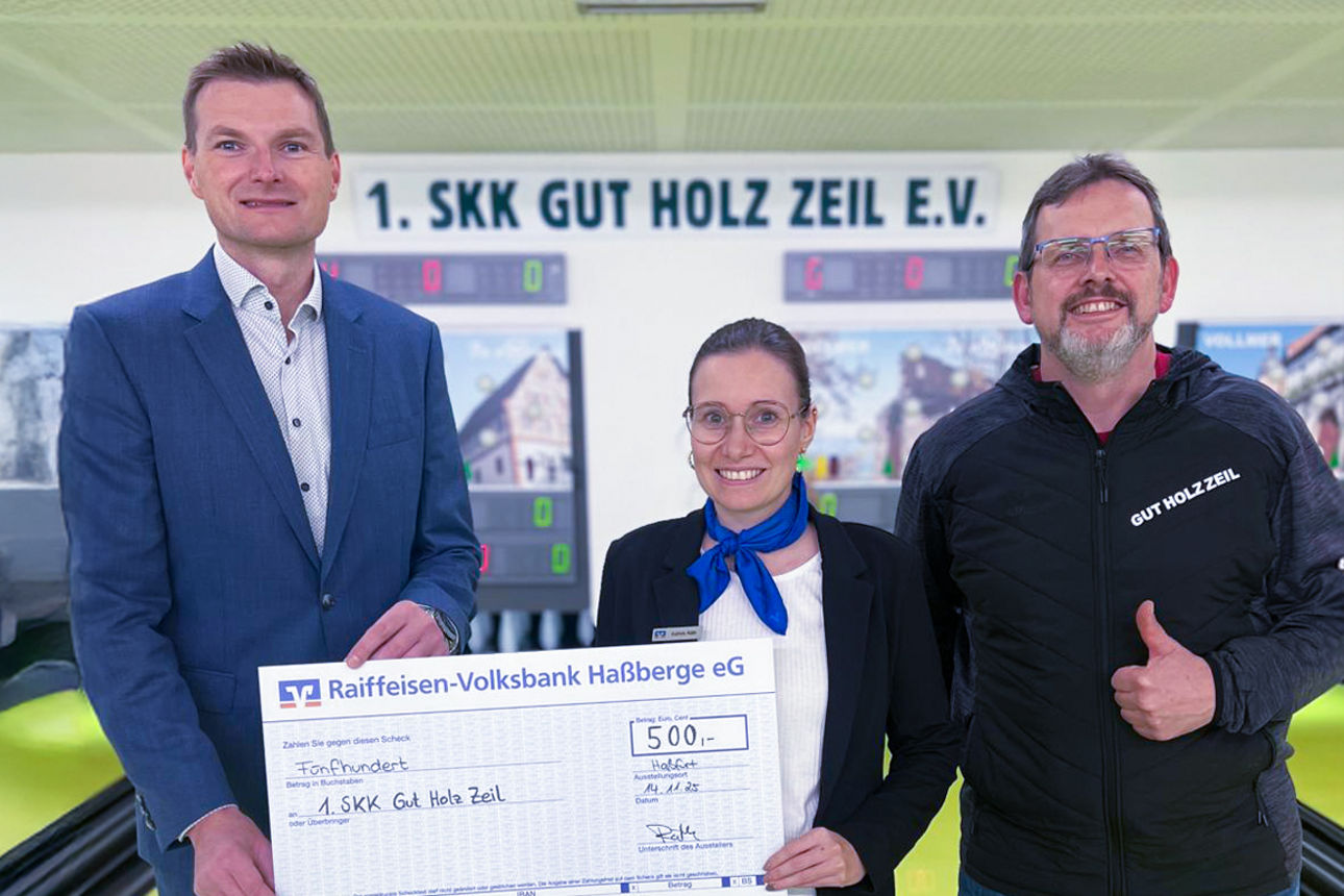 Kathrin Räth von der Raiffeisen-Volksbank Haßberge eG übergibt die Spende an Gut Holz Zeil