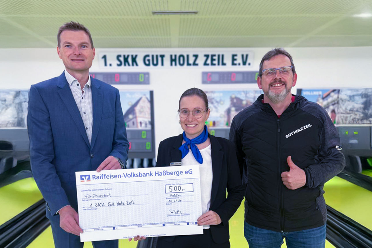 Kathrin Räth von der Raiffeisen-Volksbank Haßberge eG übergibt die Spende an Gut Holz Zeil