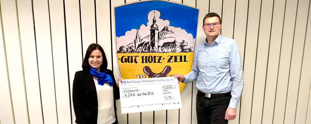 Kathrin Räth von der #SP_NAME mit dem Spendenscheck für den 1. SSK Gut Holz Zeil