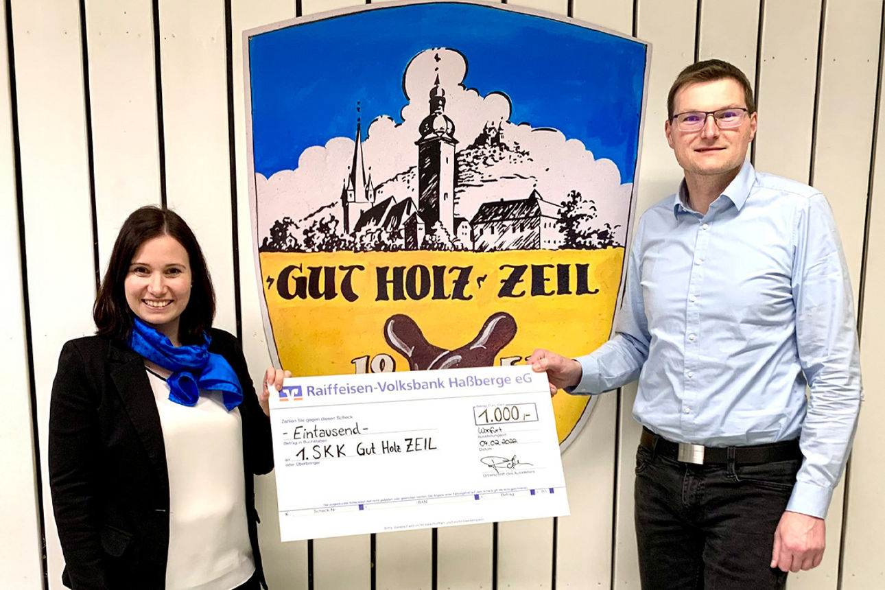 Kathrin Räth von der #SP_NAME mit dem Spendenscheck für den 1. SSK Gut Holz Zeil