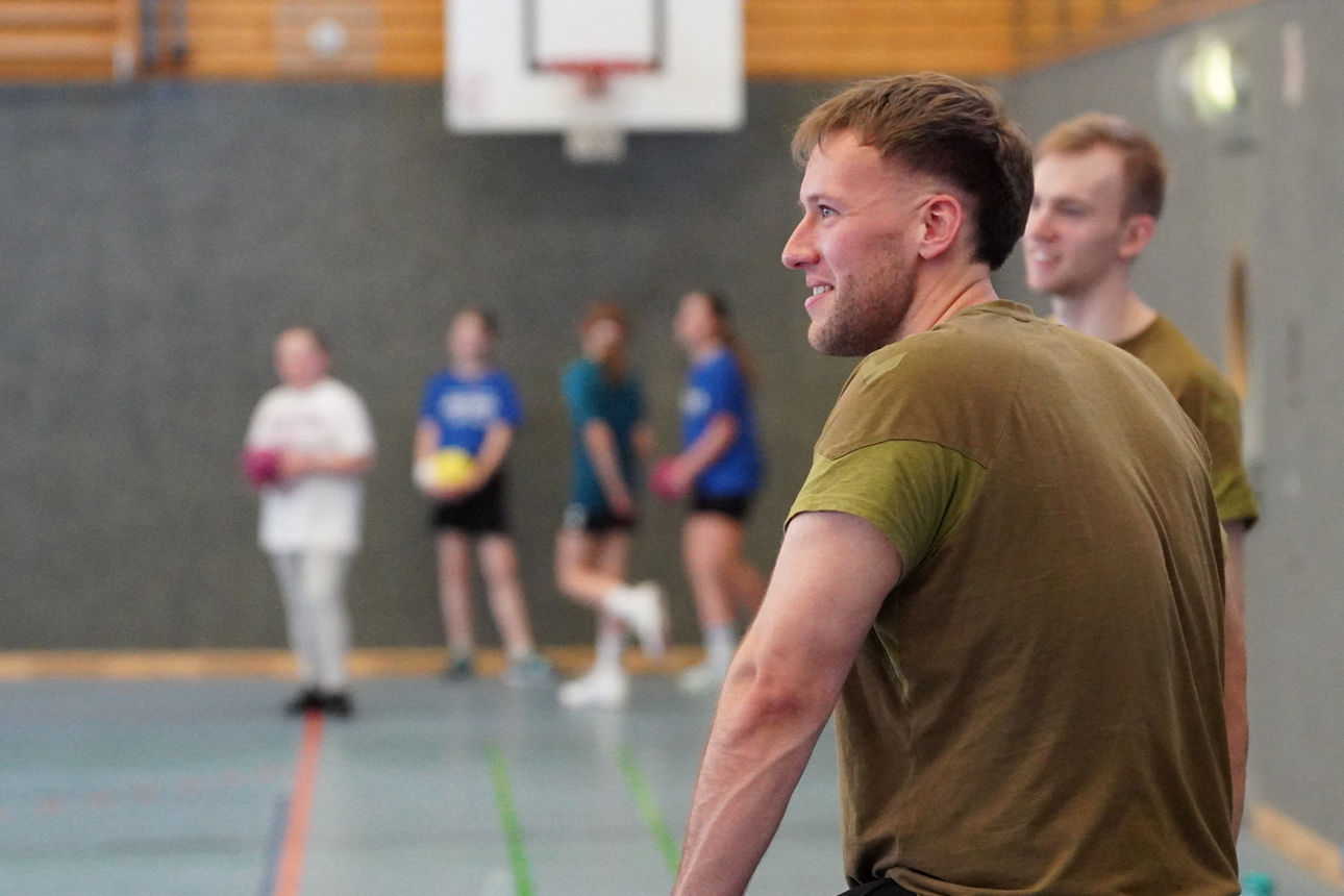 Spieler von GWD Minden beim Training mit einer Gruppe Kinder. Bild: GWD Minden