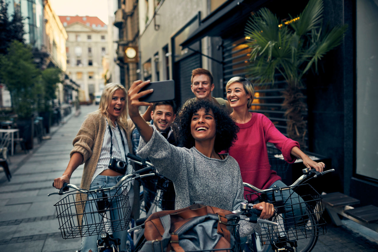 Junge Freundesgruppe macht eine Fahrradtour in der Stadt und halten den Moment mit einem Selfie fest