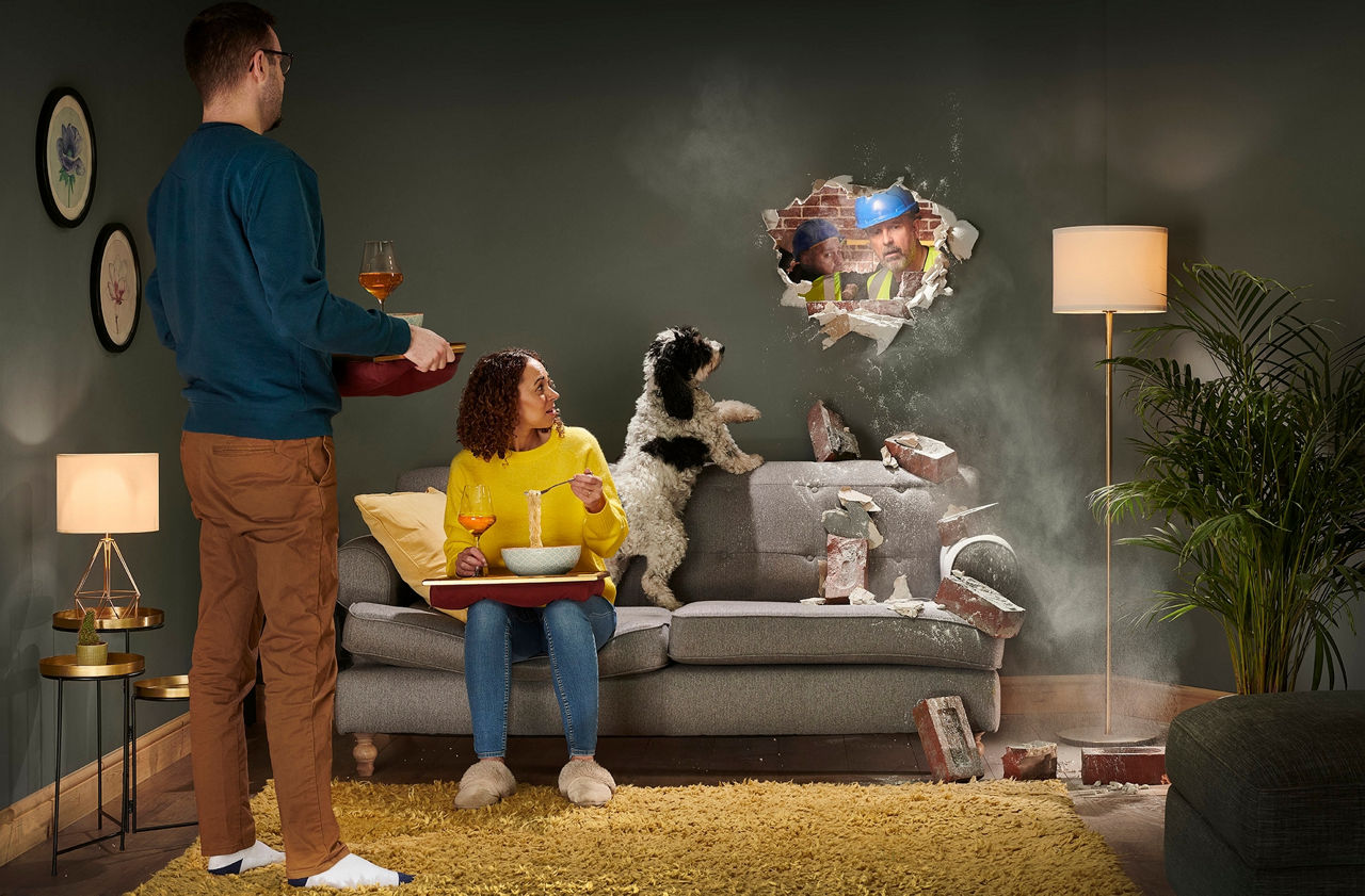 haftpflichtversicherung-volksbank-raiffeisenbank-eg- familie-hund-schaut-loch-in-der-wand