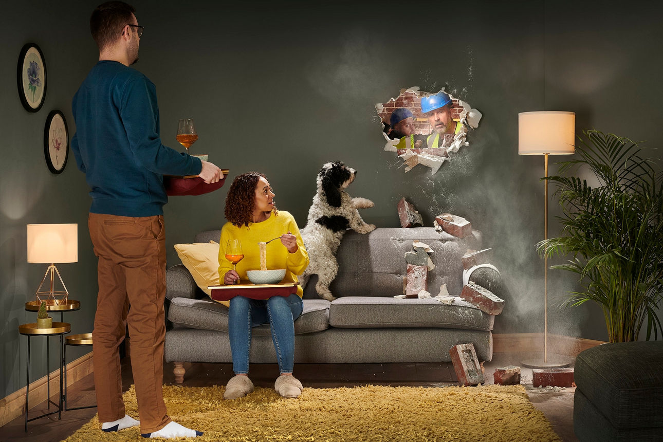 haftpflichtversicherung-volksbank-raiffeisenbank-eg- familie-hund-schaut-loch-in-der-wand