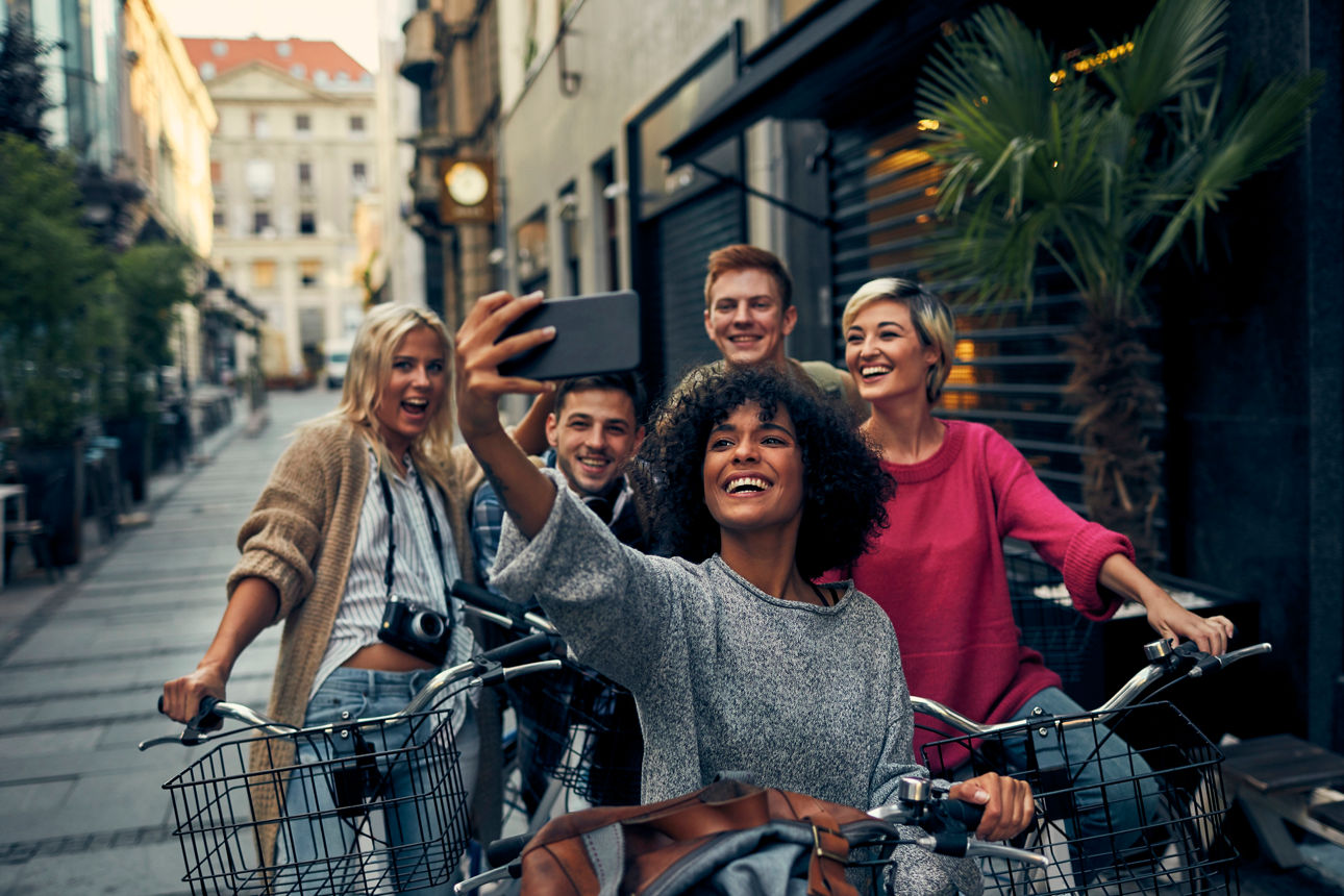 Junge Freundesgruppe macht eine Fahrradtour in der Stadt und halten den Moment mit einem Selfie fest