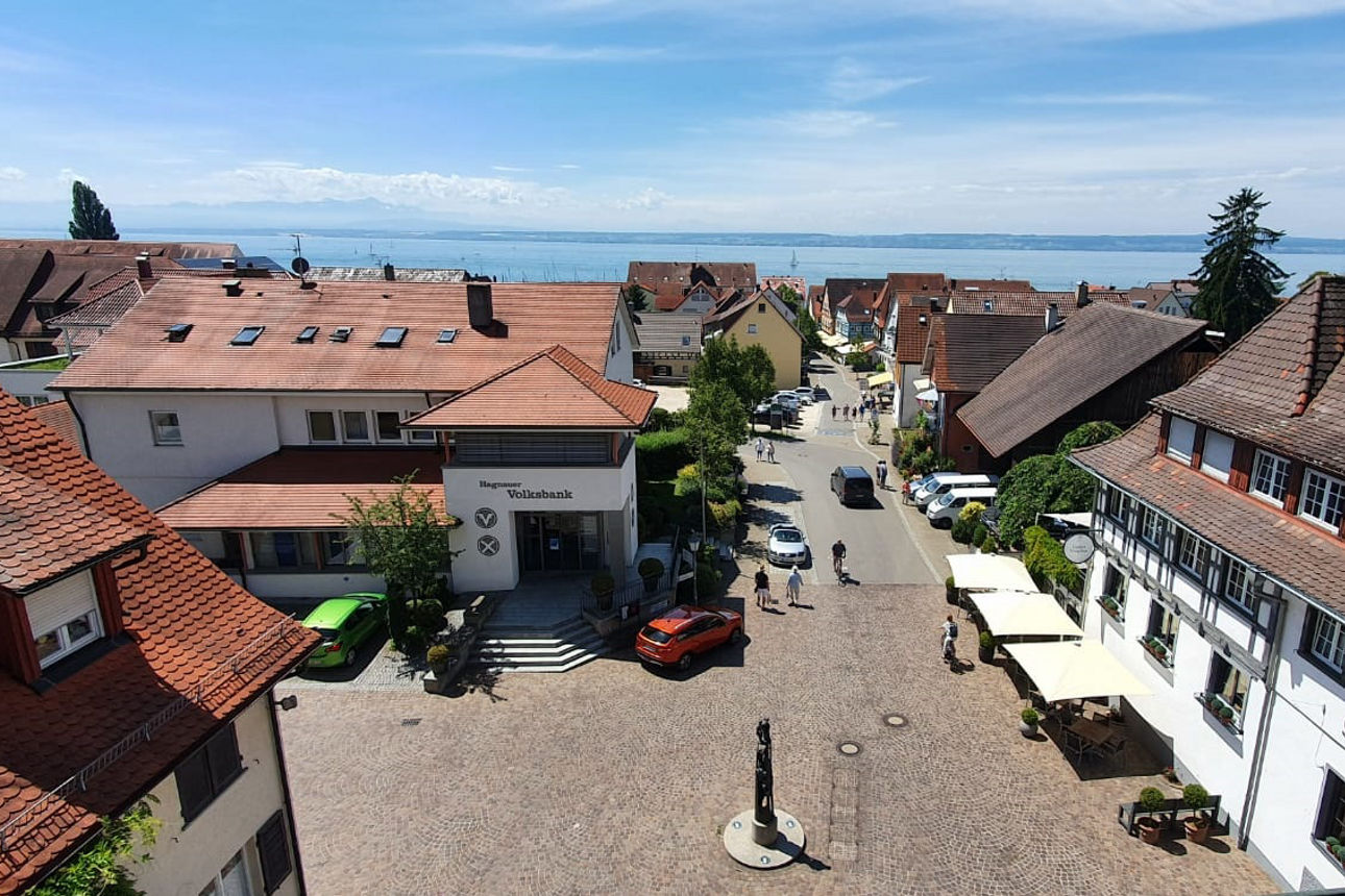 Zwei kleine Mädchen sitzen in einem Anhänger