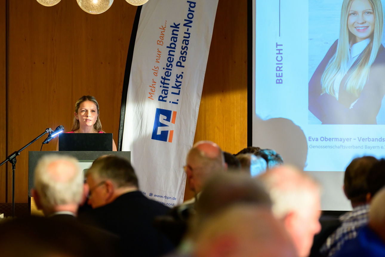 Eine Rednerin am Pult. 