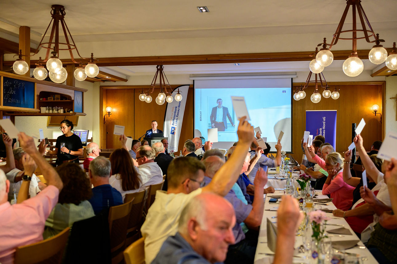 Die Vertreter stimmen ab. 