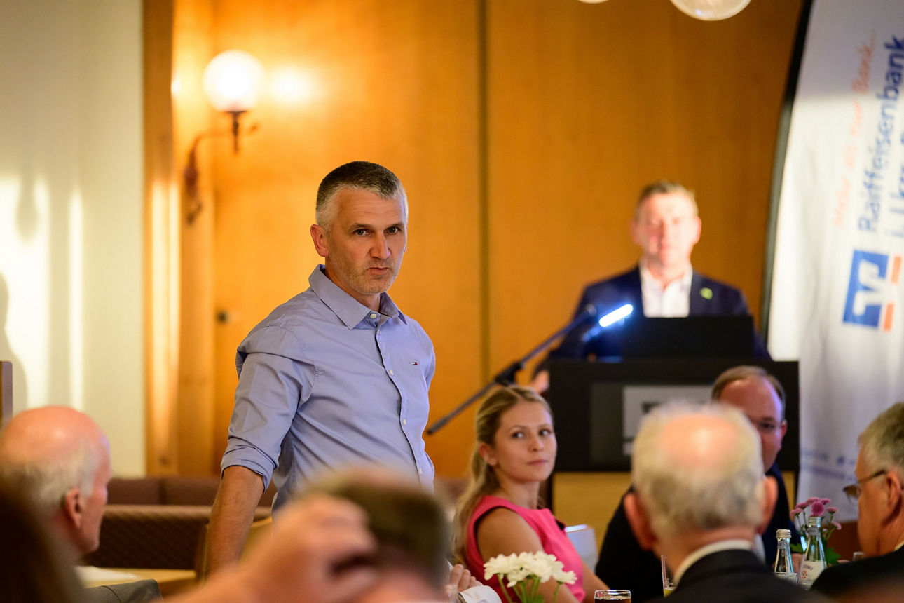 Zwei Herren am Pult. 