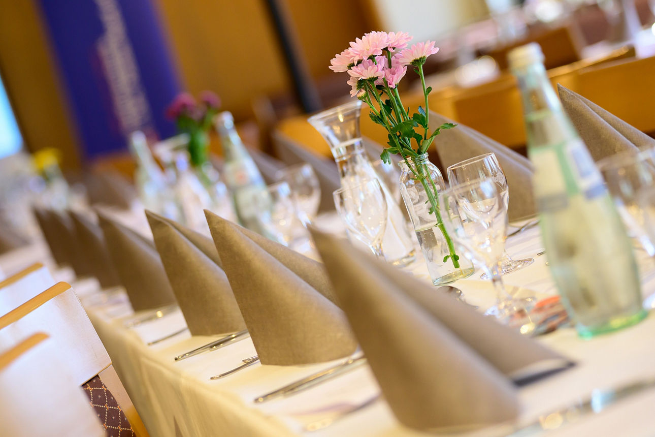 Eine weitere Ansicht vom gedeckten Tisch. 