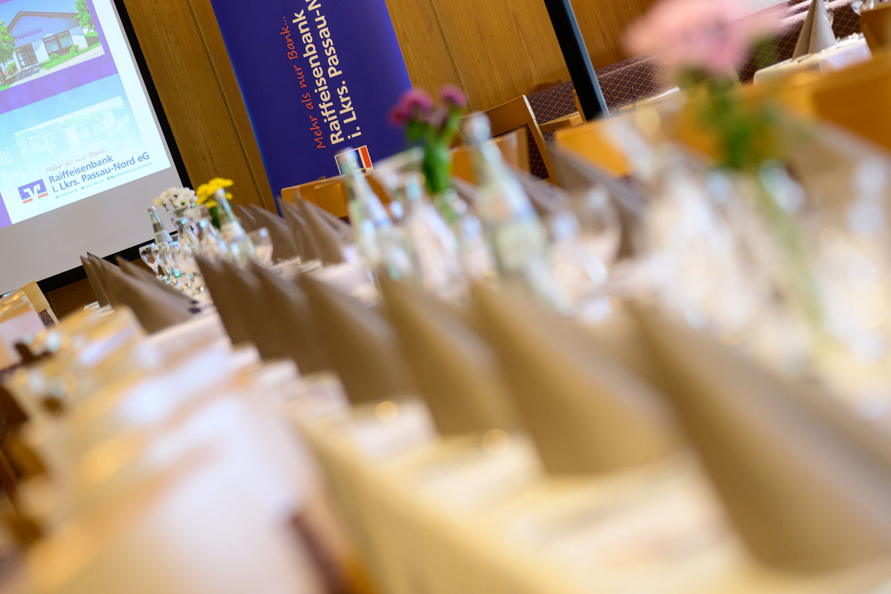 Eine weitere Ansicht vom gedeckten Tisch. 