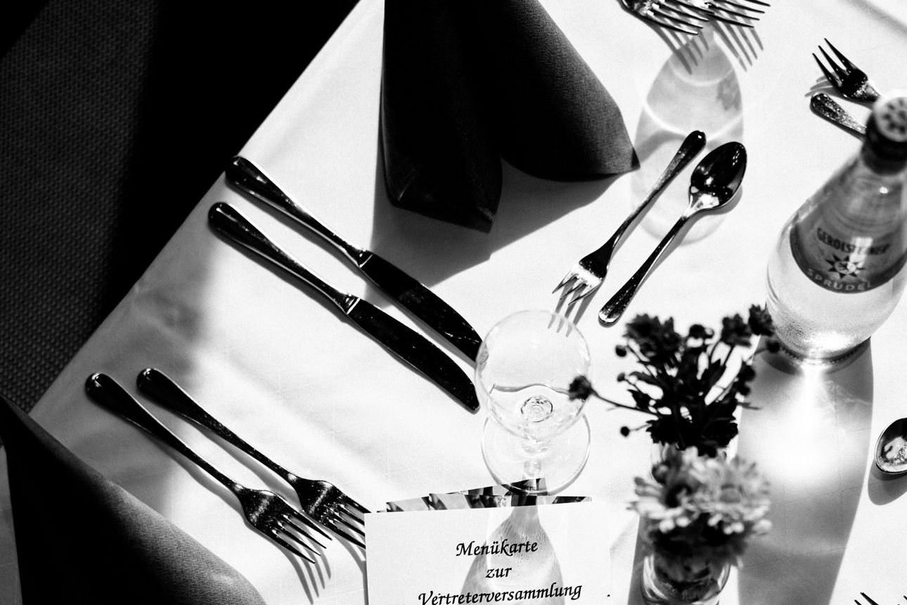 Der gedeckte Tisch mit der Speißekarte in schwarz und weiß. 