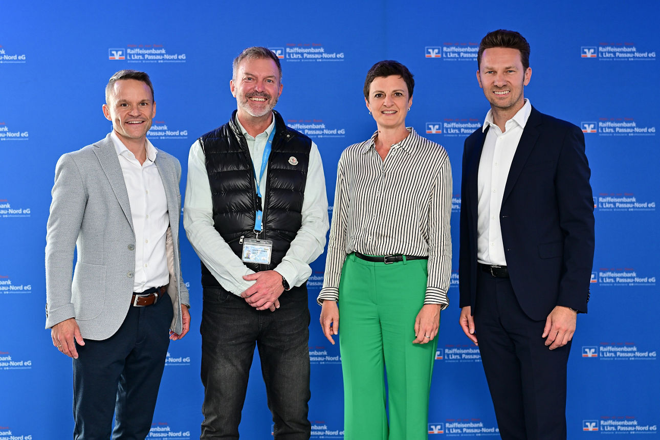 Eine Gruppe von Menschen wärend einer Kundenveranstaltung. 
