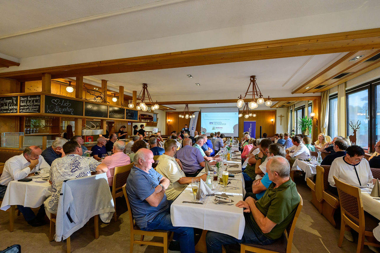 Die Gäste am Tisch im Saal. 