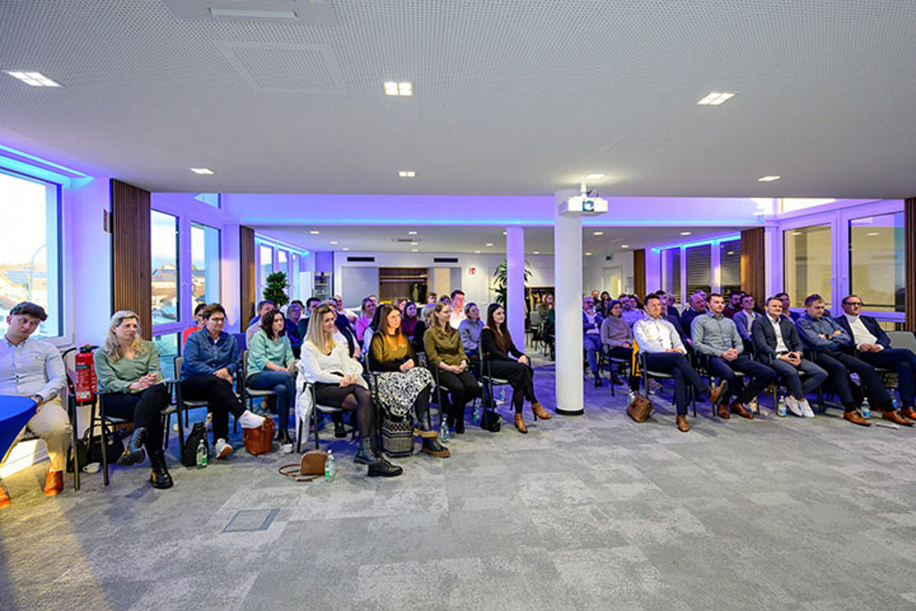 Zuhöhrer sitzen auf Stühlen