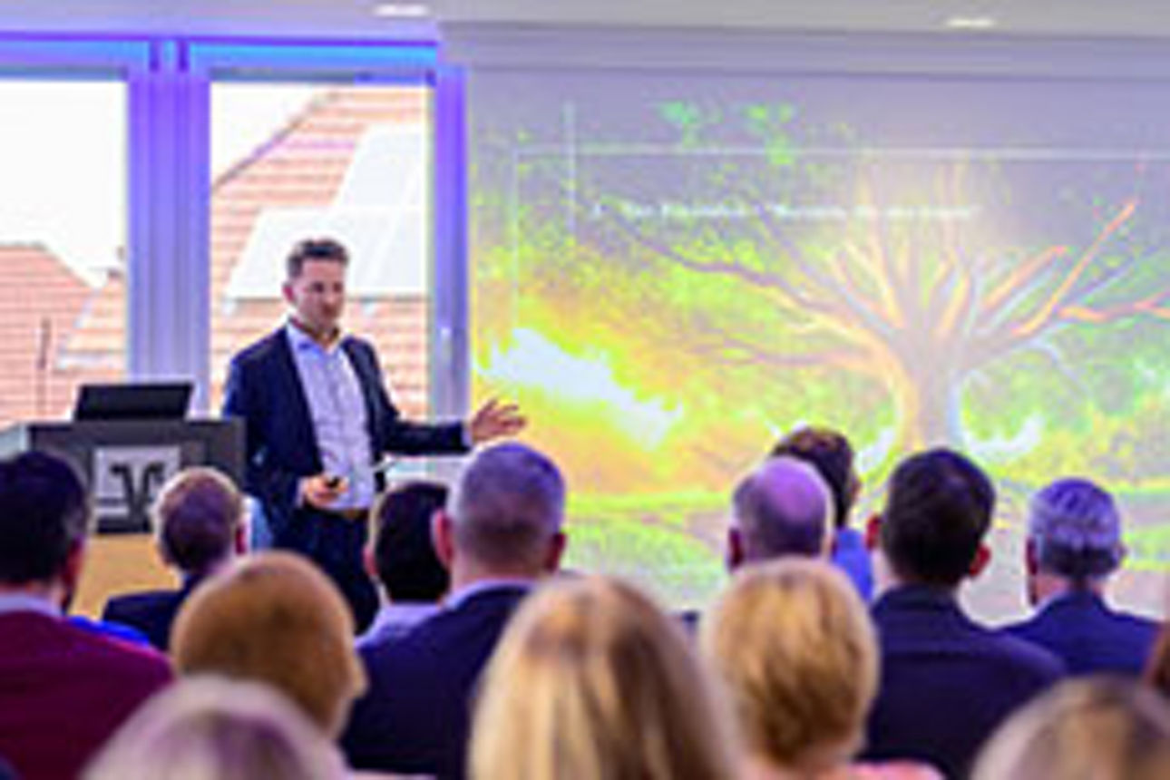 Mann präsentiert an einer Leinwand