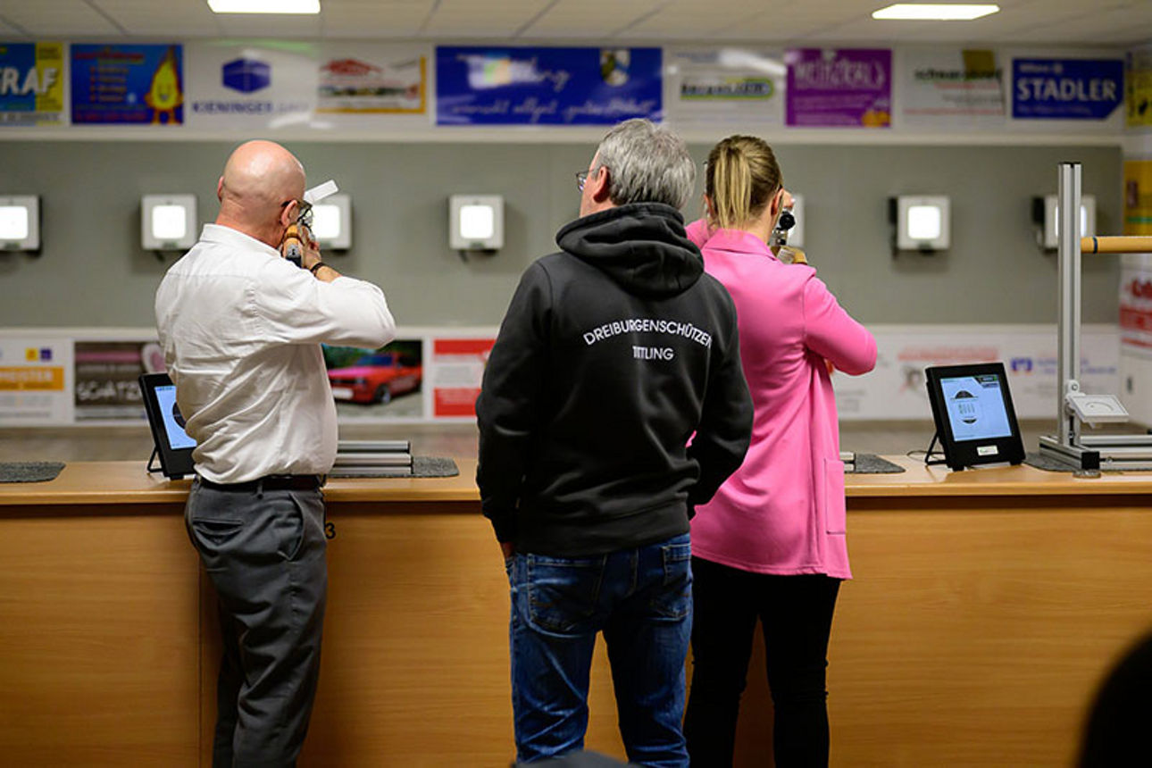 Personen an Schießstand 