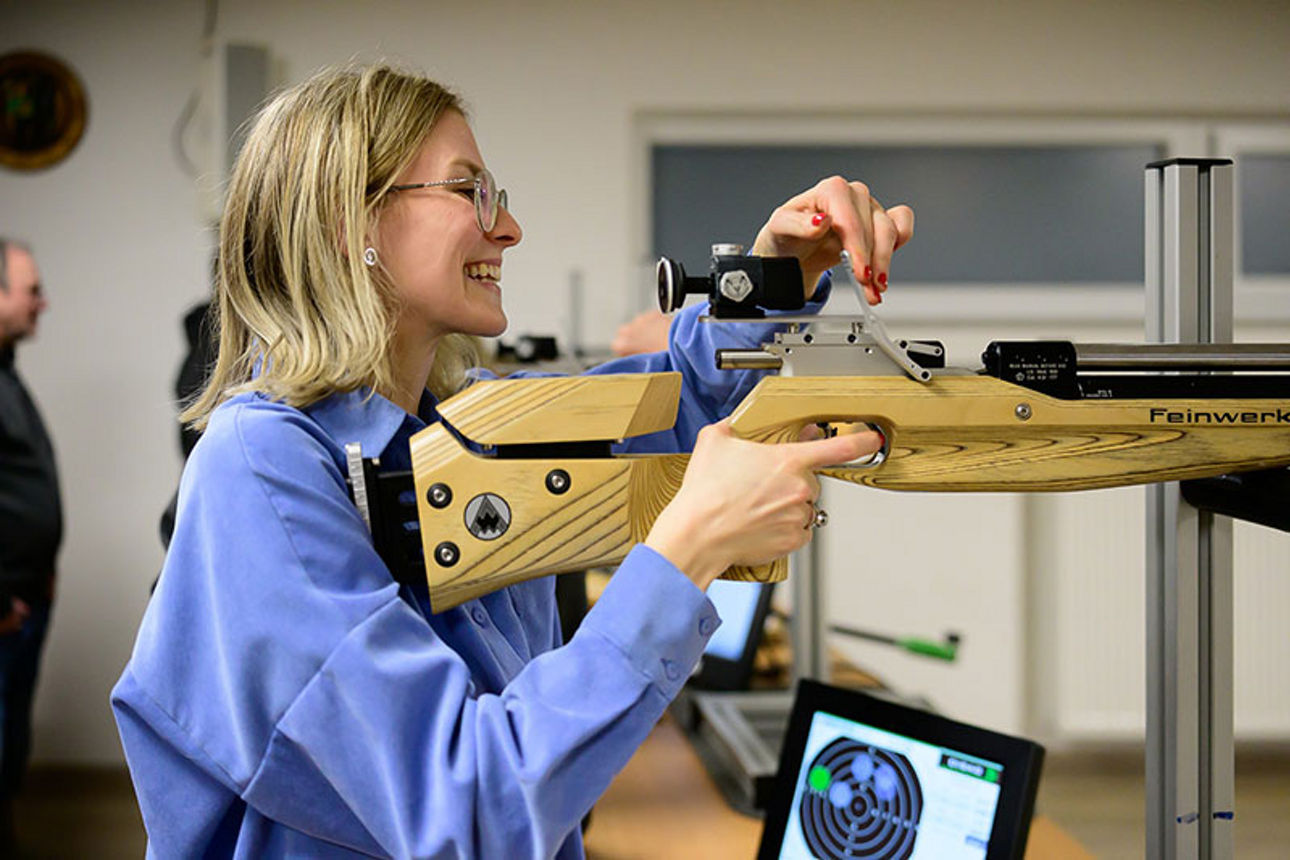 Frau mit Gewehr nachladend