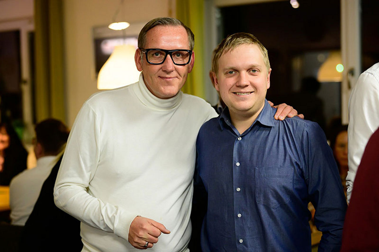 Zwei Männer posieren in die Kamera