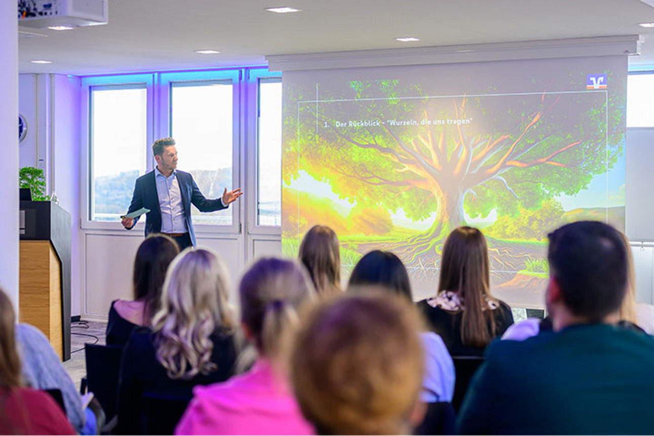 Mann präsentiert an einer Leinwand