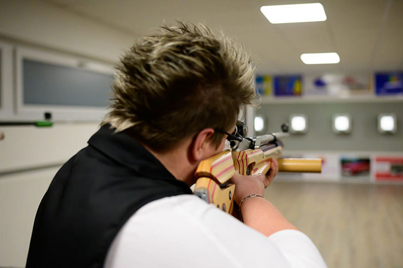 Person an Schießstand 