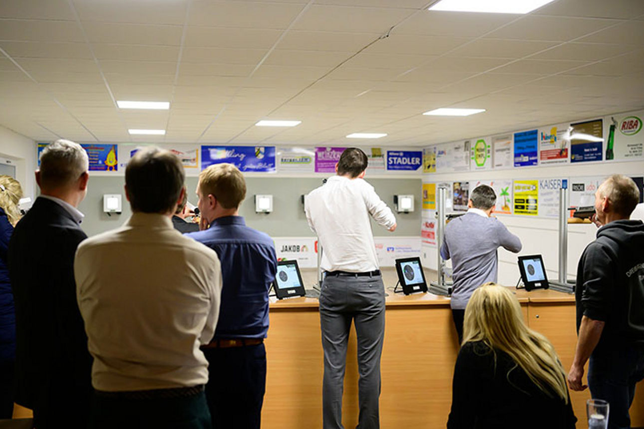 Personen an Schießstand 