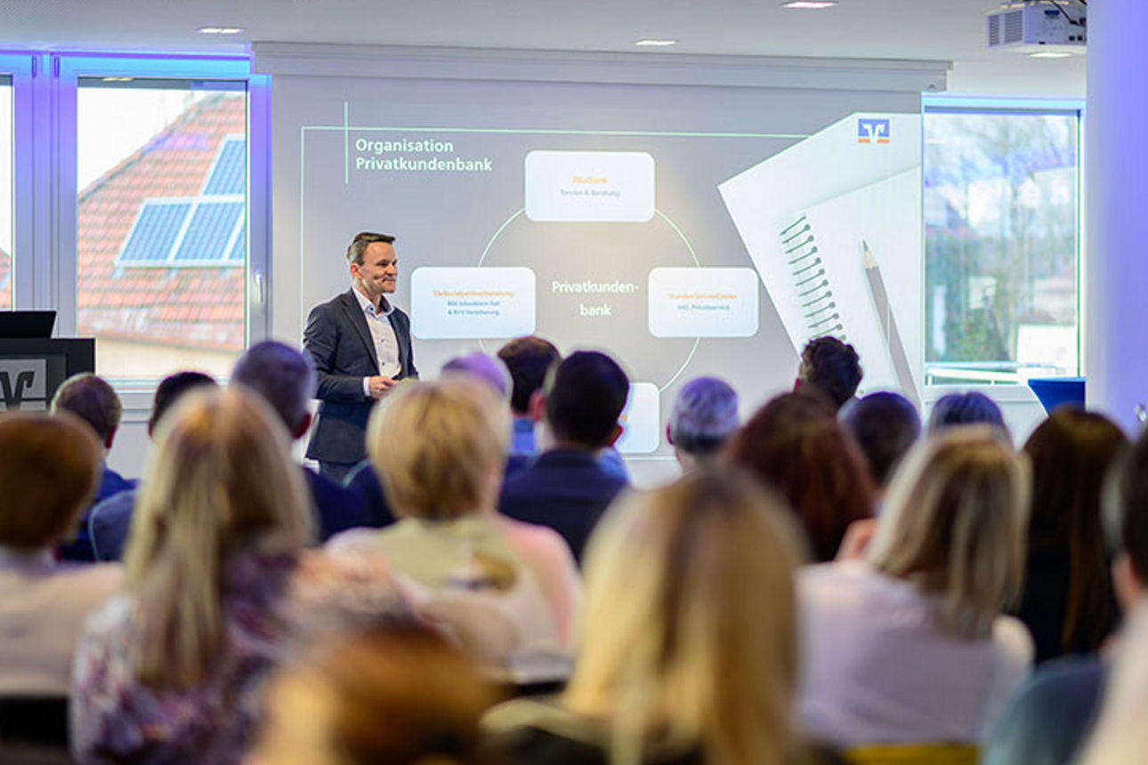 Mann präsentiert an einer Leinwand