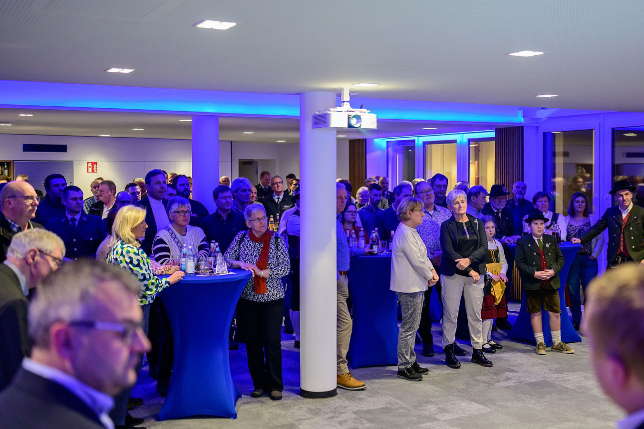 Eine Momentaufnahme der Spendenübergabe, bei der die Teilnehmer in eine Richtung schauen.