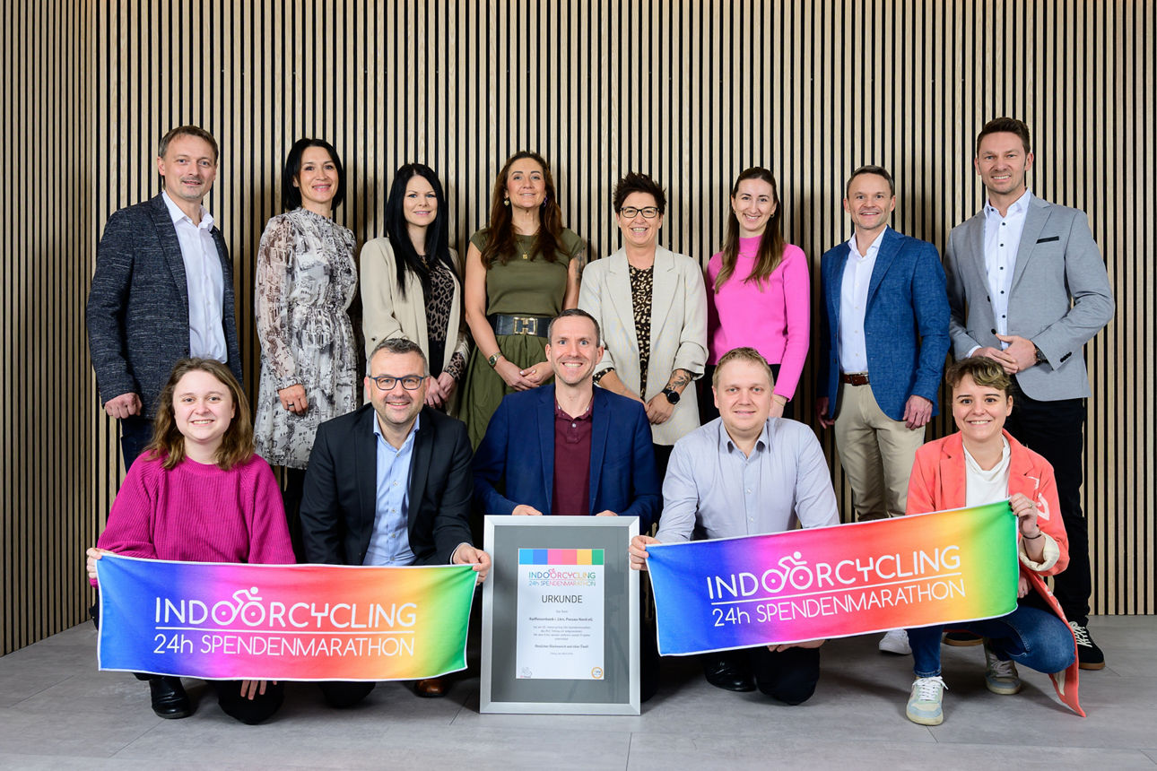 Ein Gruppenfoto mit bunten Plakaten.