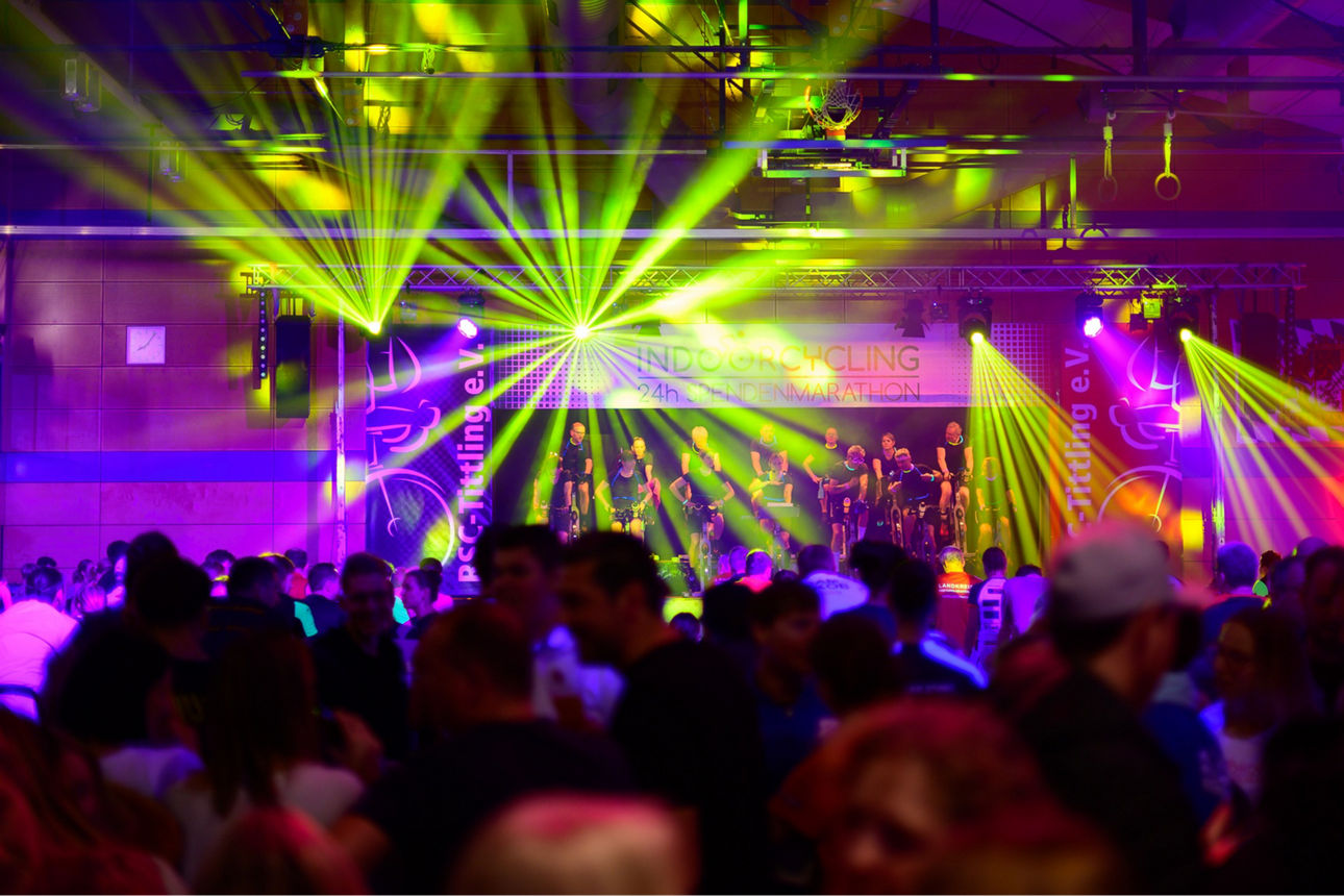 Gruppe von Menschen in buntem Scheinwerferlicht