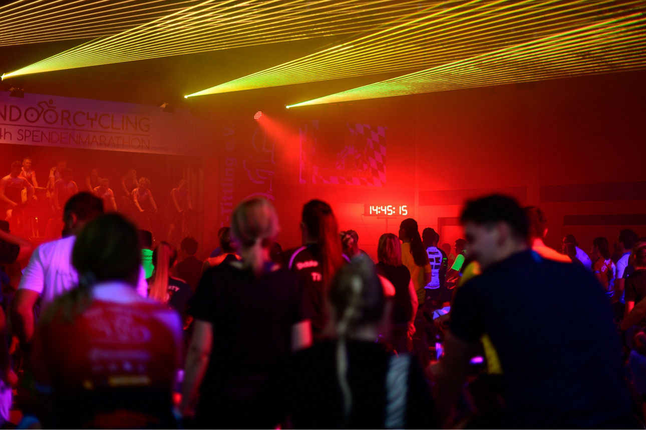 Gruppe von Menschen in buntem Scheinwerferlicht