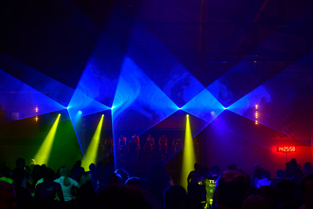 Gruppe von Menschen in buntem Scheinwerferlicht