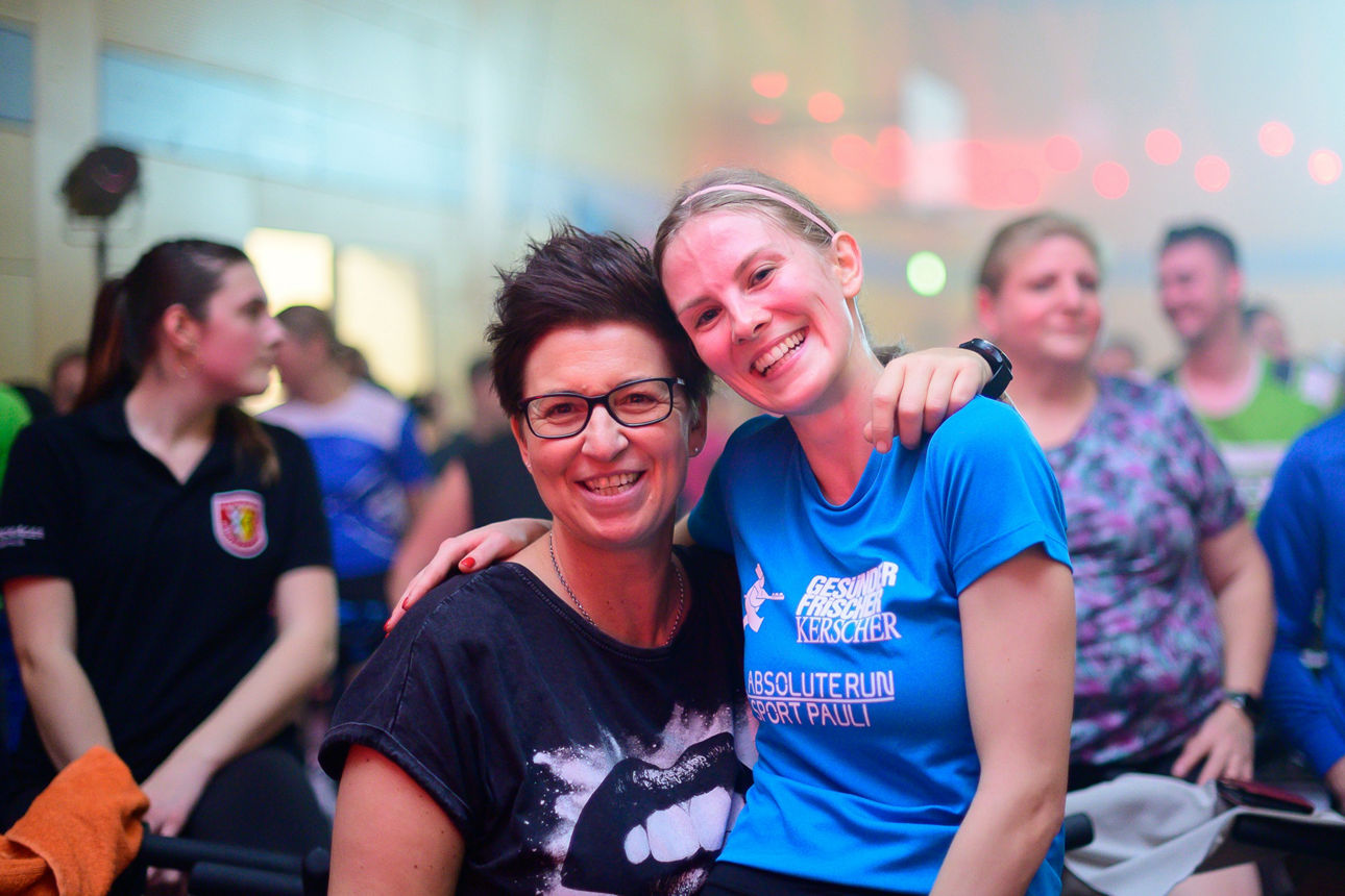 Zwei Frauen Arm in Arm