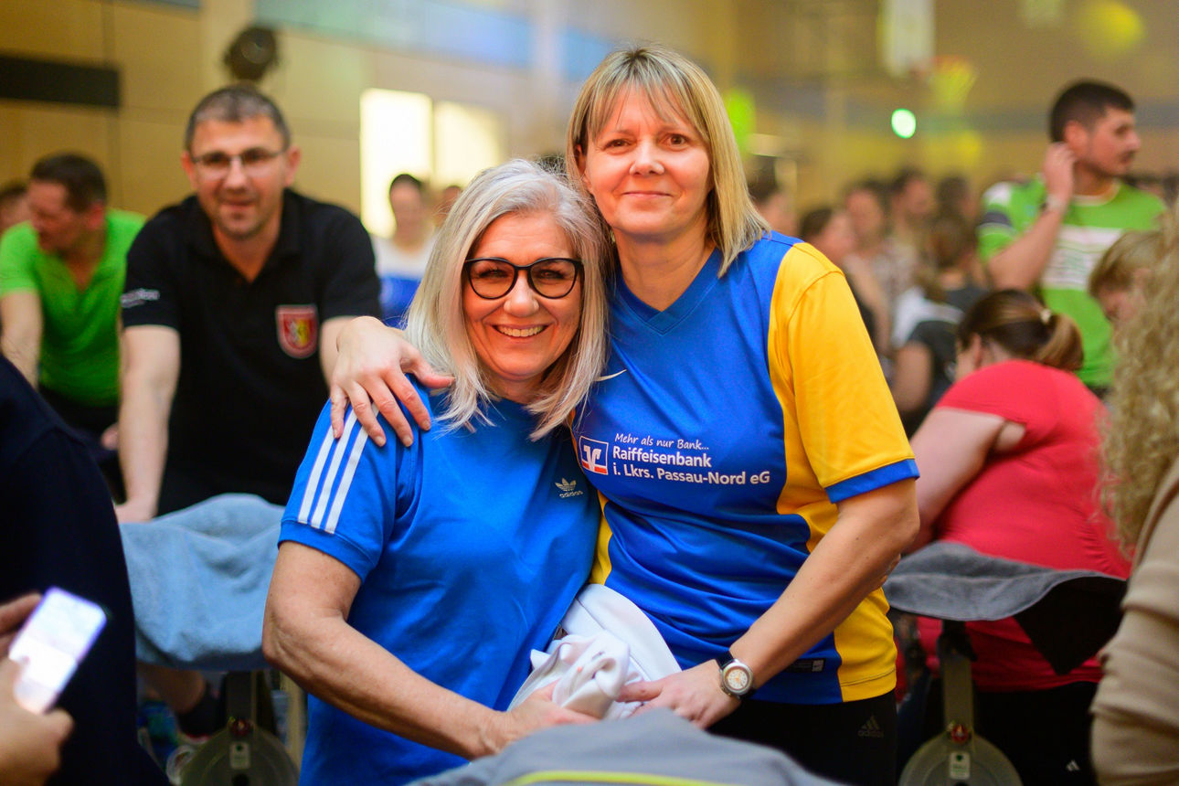 Zwei Frauen Arm in Arm