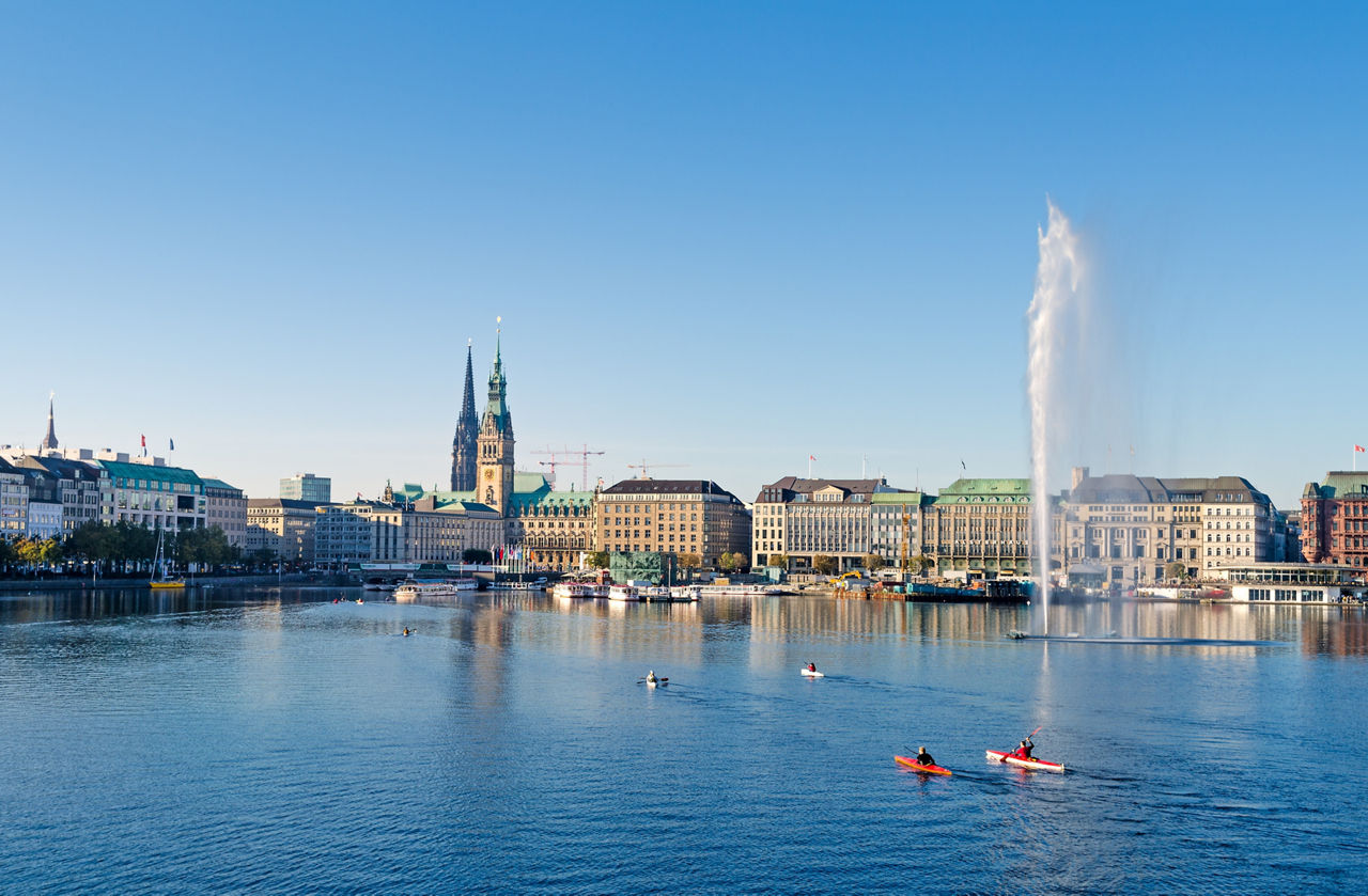 Stadtbild der Hansestadt Hamburg mit der Alster