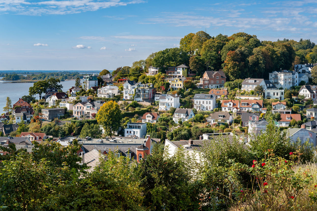 Aufnahme des idlyllischen Hamburg-Blankenese bei Sonnenschein