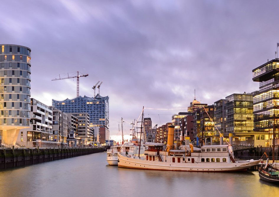 Skyline von Hamburg bei Sonnenuntergang