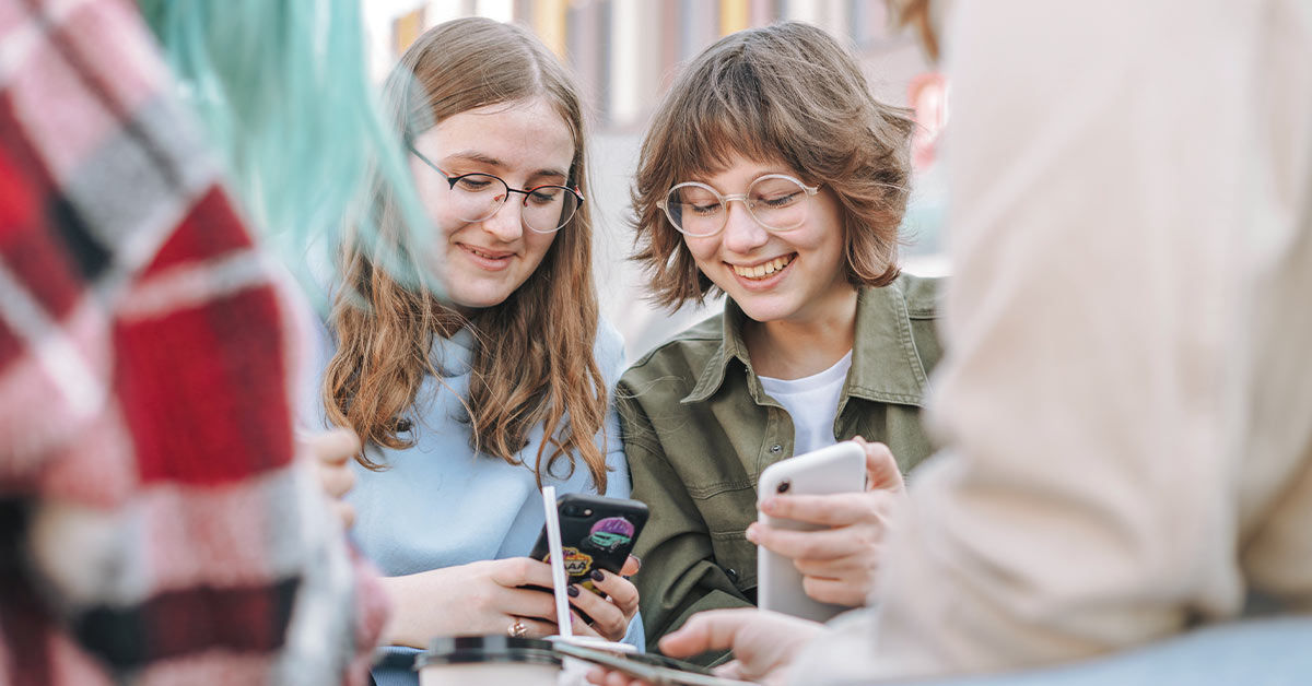 Zwei Jugendliche schauen ins Handy