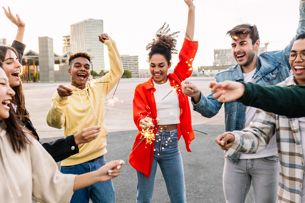 Glückliche junge Gruppe von Leuten, die gemeinsam Spaß auf einer Party haben