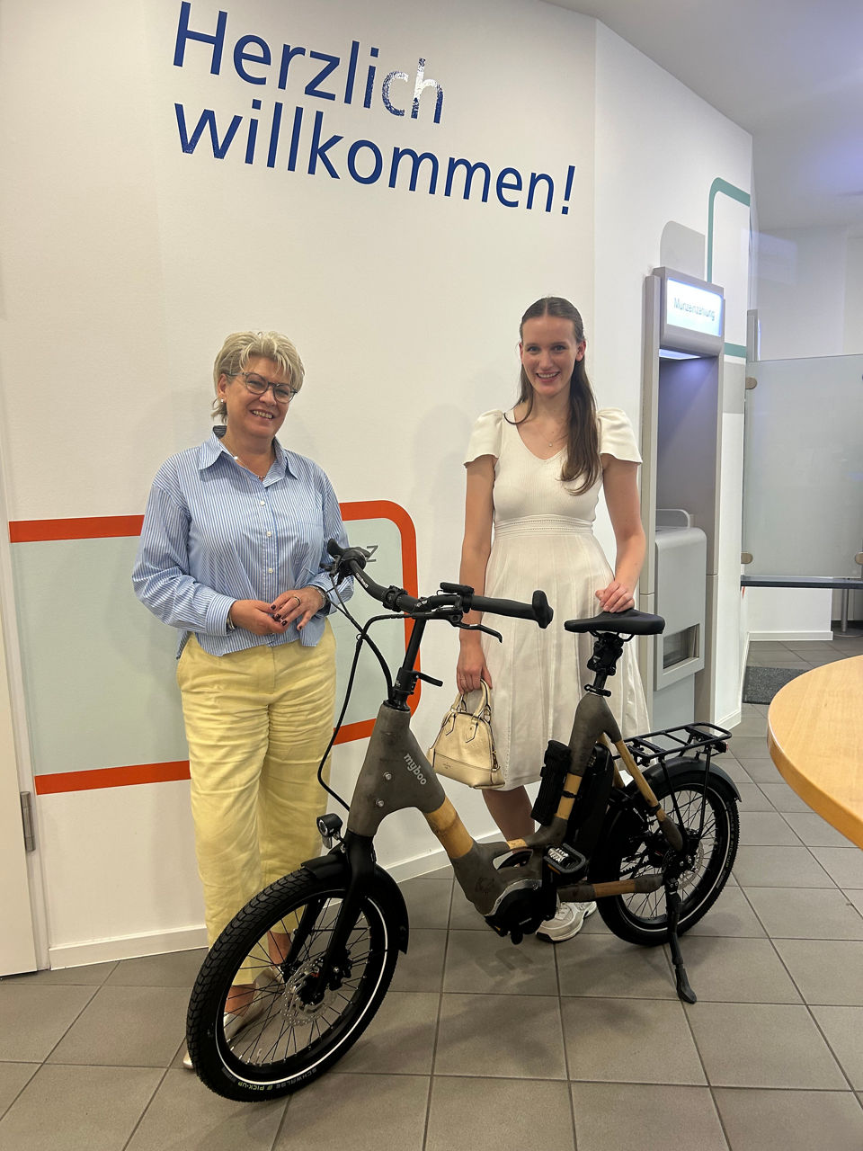 Zwei Frauen stehen vor einem E-Bike.