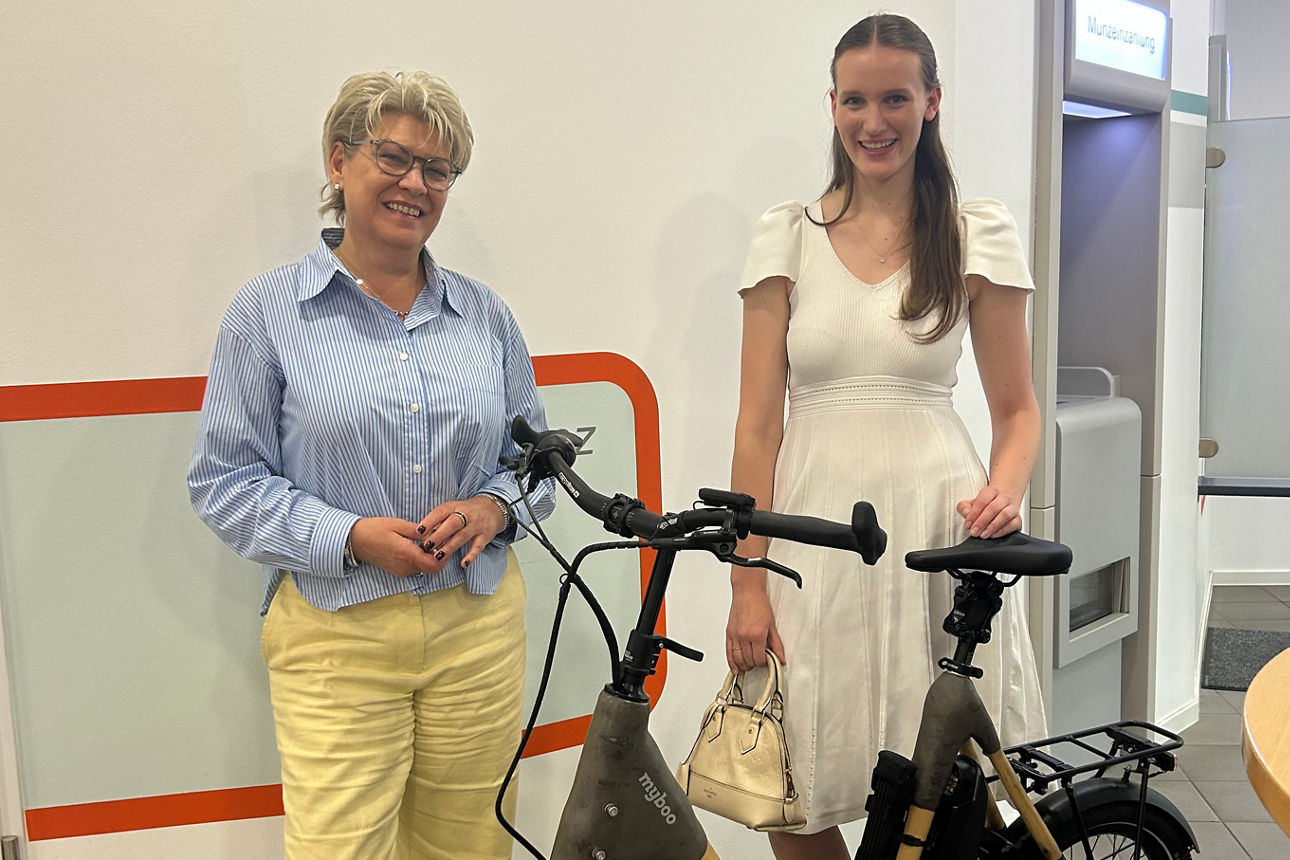 Zwei Frauen stehen vor einem E-Bike.