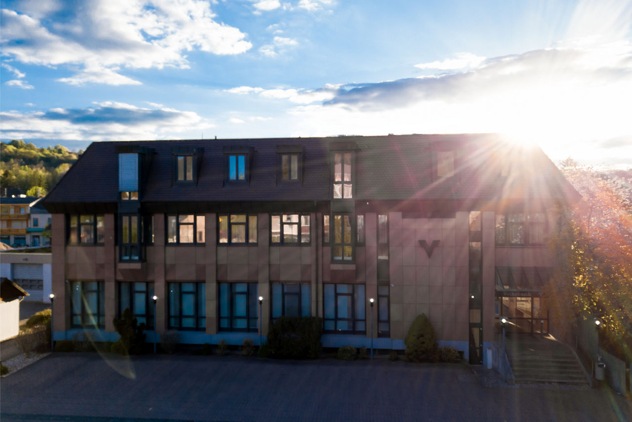 Hauptstelle der Bank bei Sonnenaufgang