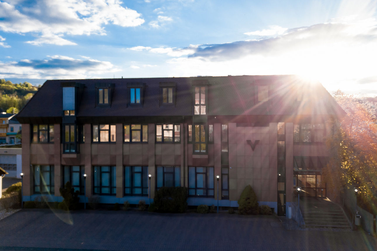 Hauptstelle der Bank bei Sonnenaufgang