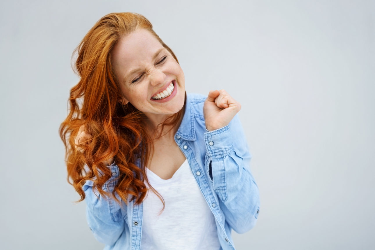 Eine Frau mit einem lächelnden Gesicht.