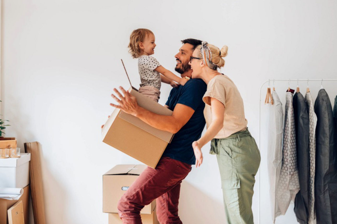 Eltern und Kind spielen zusammen