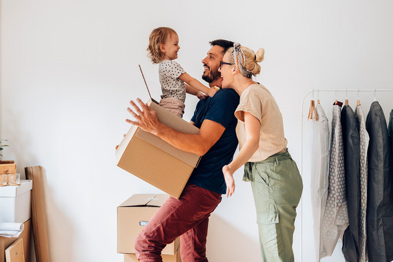 Eltern und Kind spielen zusammen