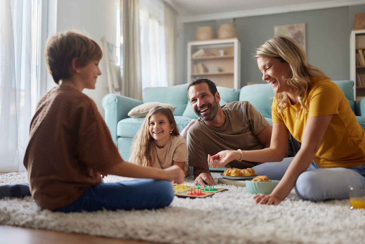 hausratversicherung-volksbank-raiffeisenbank-eg- familie-mit-kind-im-haus-abschliessen