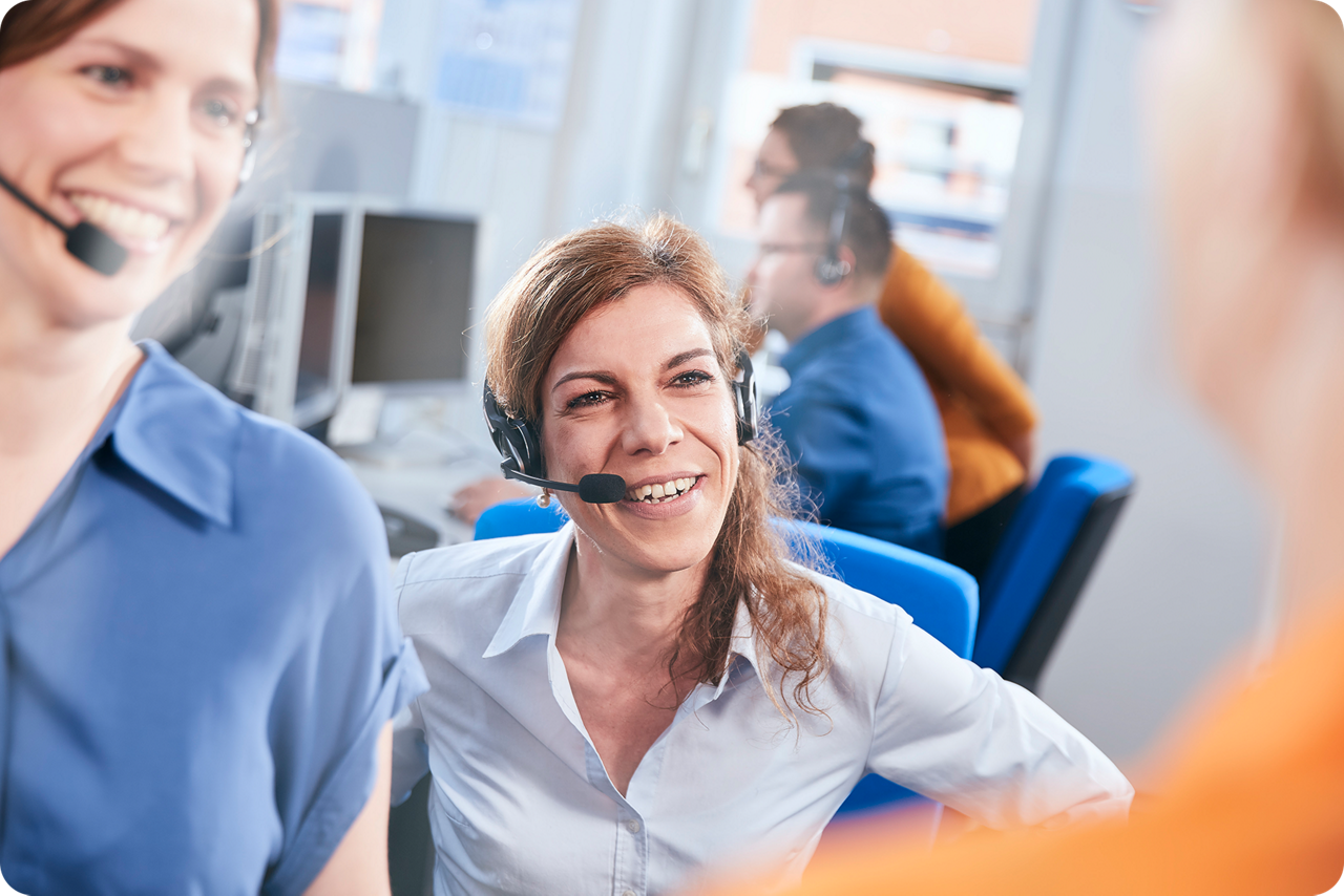 Zwei Kolleginnen aus Business Partner telefonieren